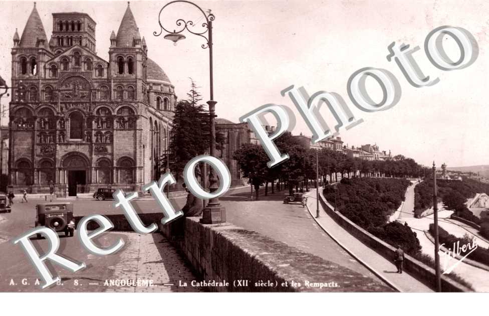 la Cathedrale (XIIeme siecle) et les Remparts