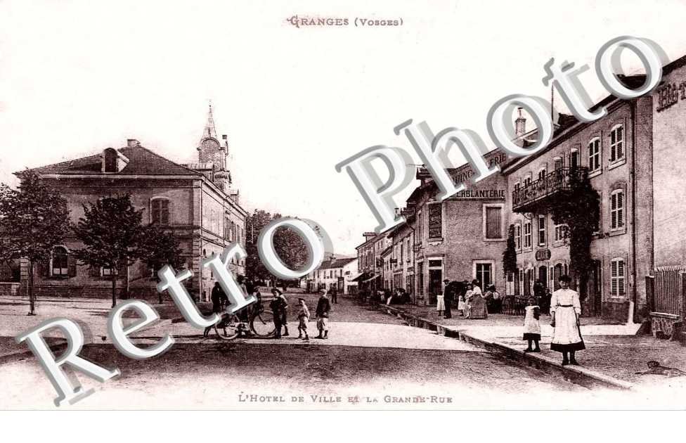 L'hotel de ville et la grande rue