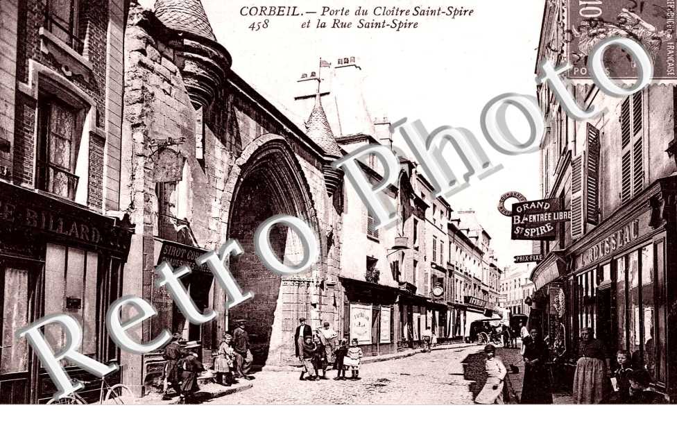 Porte du cloitre Saint-Spire et la rue Saint-Spire