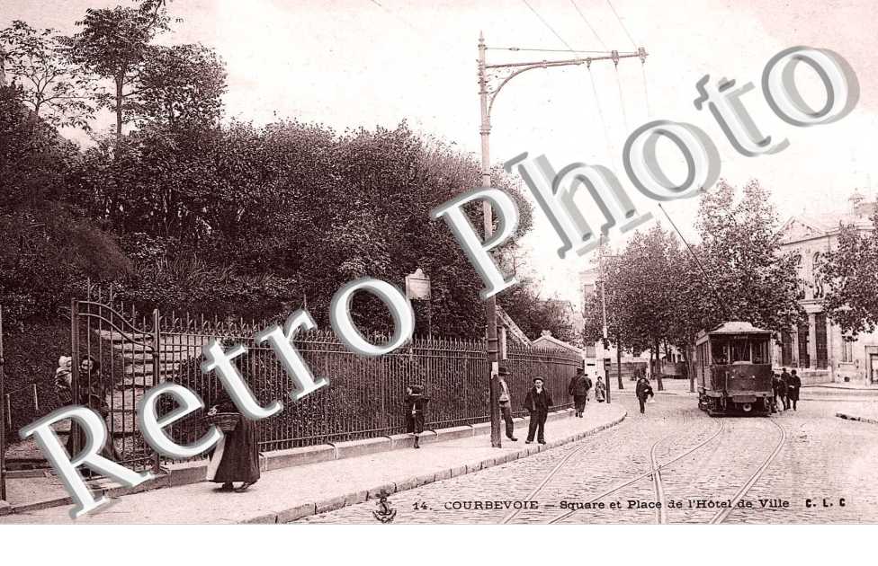 SQUARE ET PLACE DE L'HOTEL DE VILLE