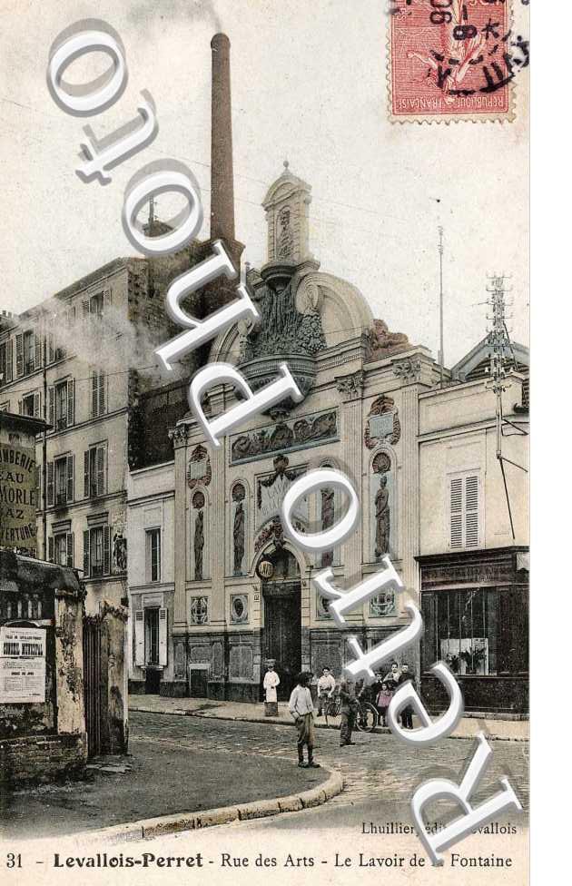 Rue des Arts - Le lavoir et la fontaine (couleur)