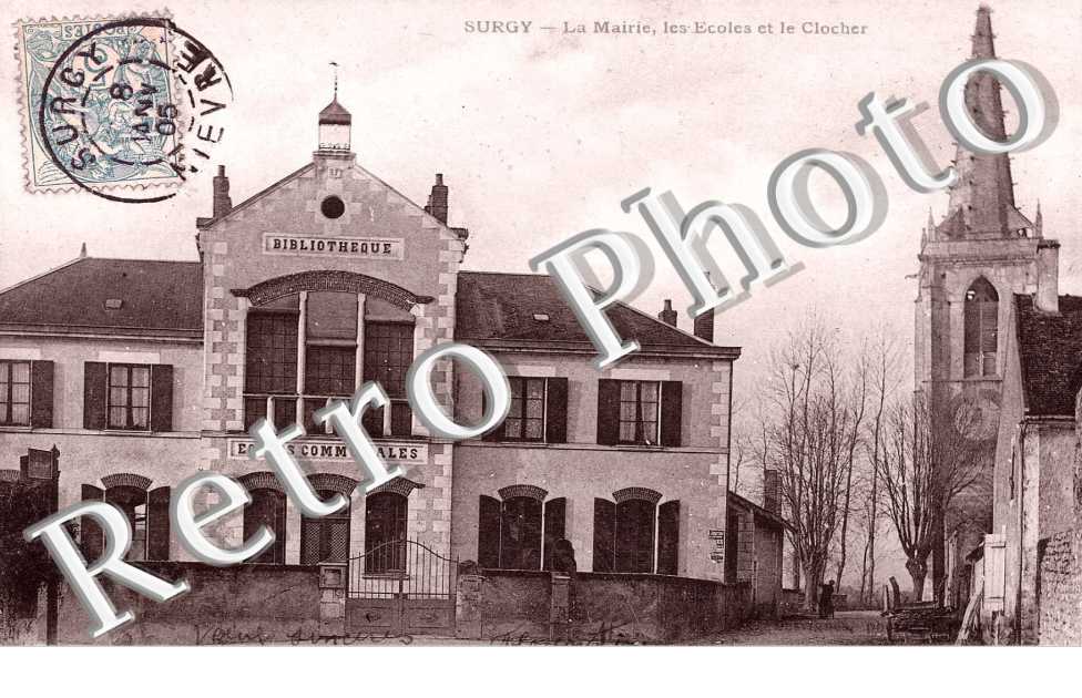la mairie, l'ecole et le clocher