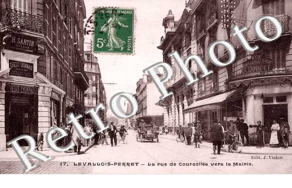 La rue de Courcelles vers la Mairie