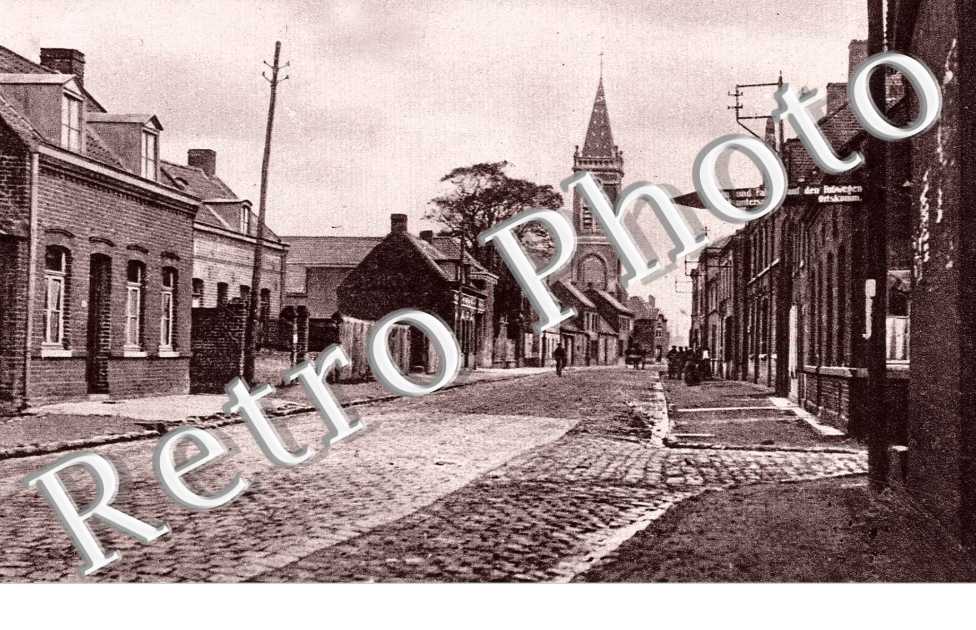 une rue et eglise - Feldpostkarte
