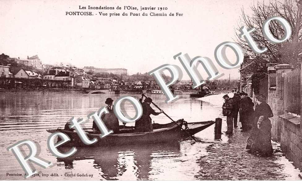 Les inondations de l'Oise janvier 1910 - Vue prise du pont du chemin de fer