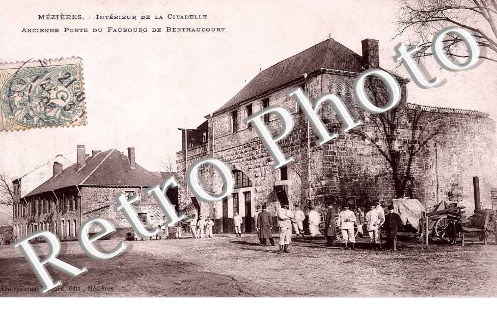 INTERIEUR DE LA CITADELLE - ANCIENNE PORTE DU FAUBOURG DE BERTHAUCOURT