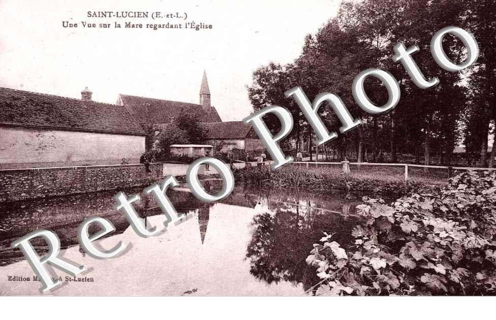 Une vue sur la mare regardant l'eglise