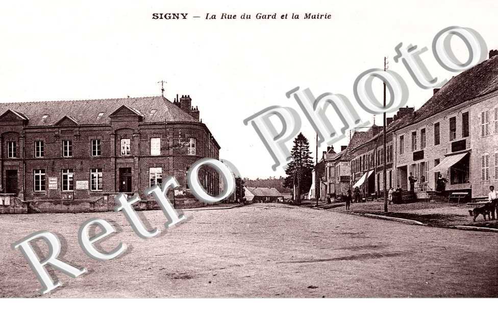 la rue du Gard et la Mairie