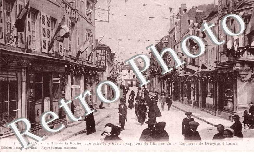 la Rue de la Roche, vue prise le 9 avril 1914, jour de l'entree du 1er regiment de Dragons a Lucon