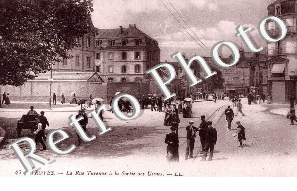 LA RUE DE TURENNE A LA SORTIE DES USINES