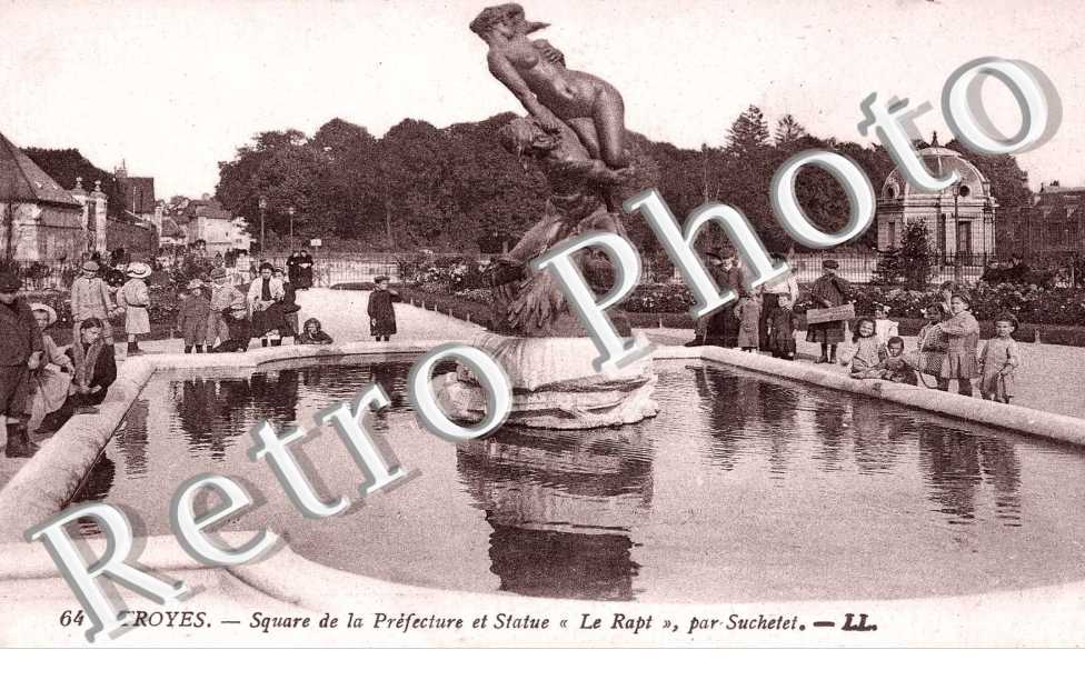 SQUARE DE LA PREFECTURE ET STATUEE