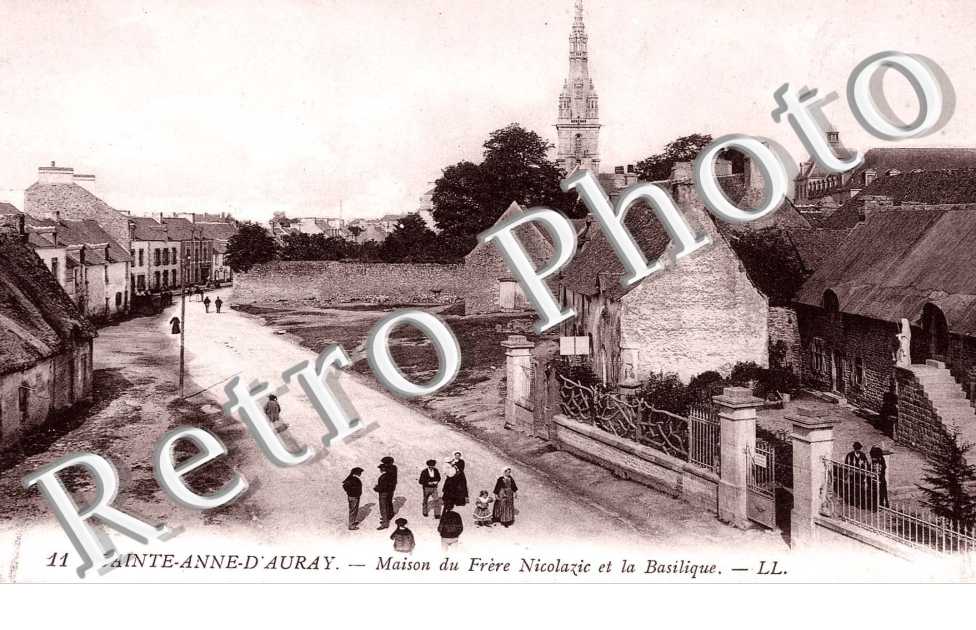 Maison du Frere Nicolazic et la Basilique