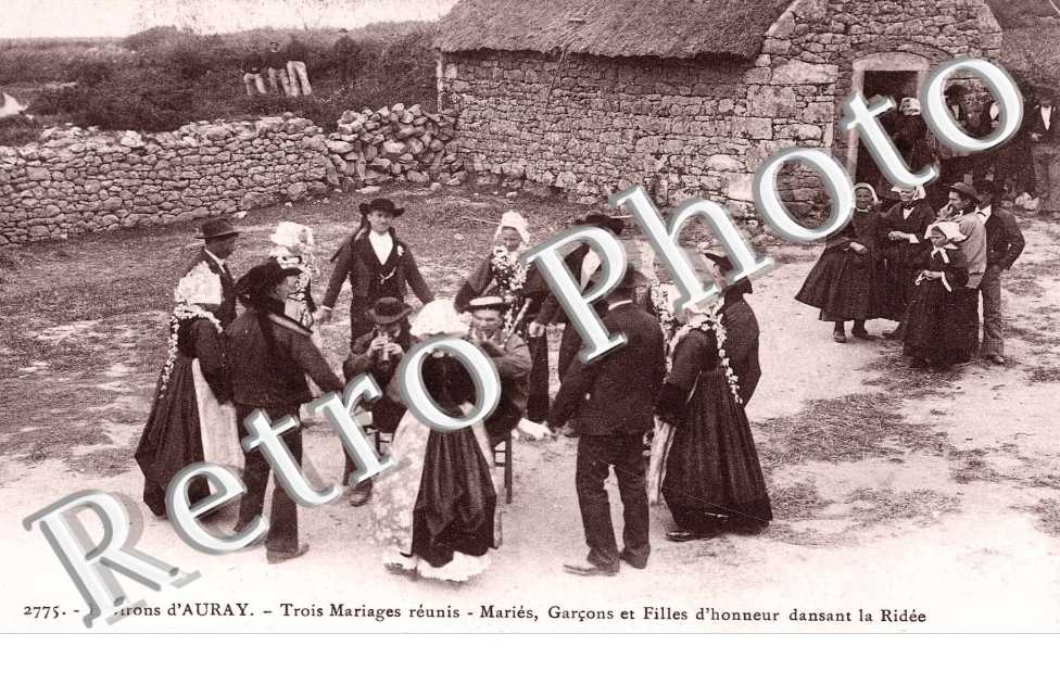 trois mariages reunis - maries, garcons et filles d'honneur dansant la Ridee