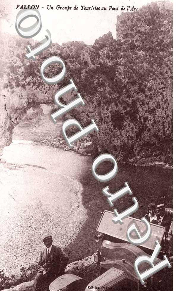 Un groupe de Touristes au Pont d'arc