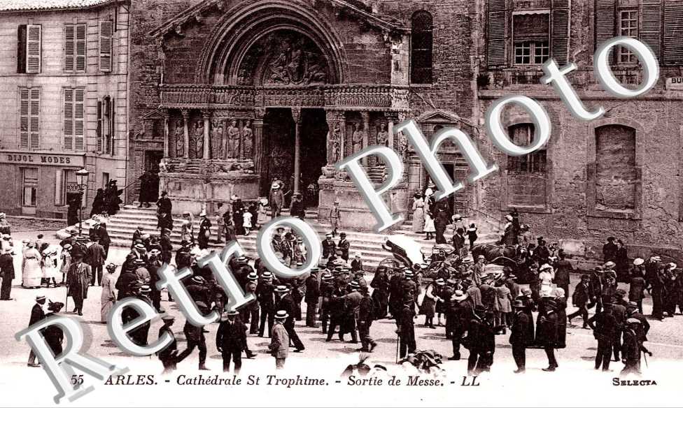 Cathedrale Saint Trophime, Sortie de Messe