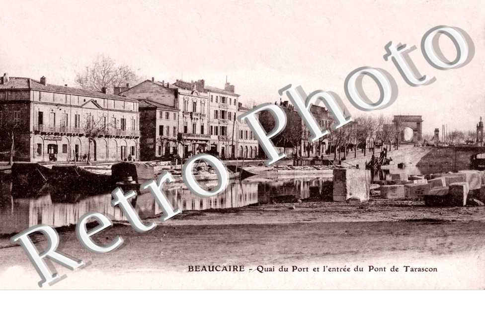 Quai du port et l'entrée du pont Tarascon