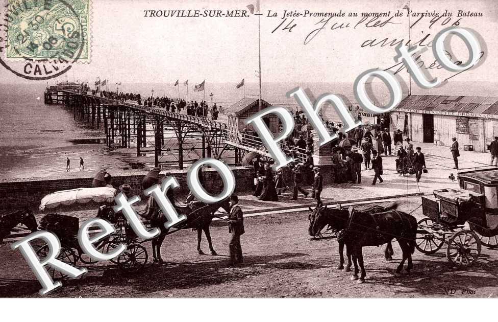 Trouville sur mer - sur la jetee au moment de l'arrivee du bateau