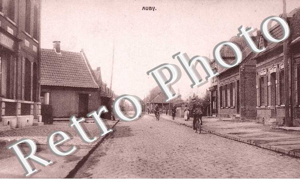(UNE RUE AVEC VELO A DROITE)