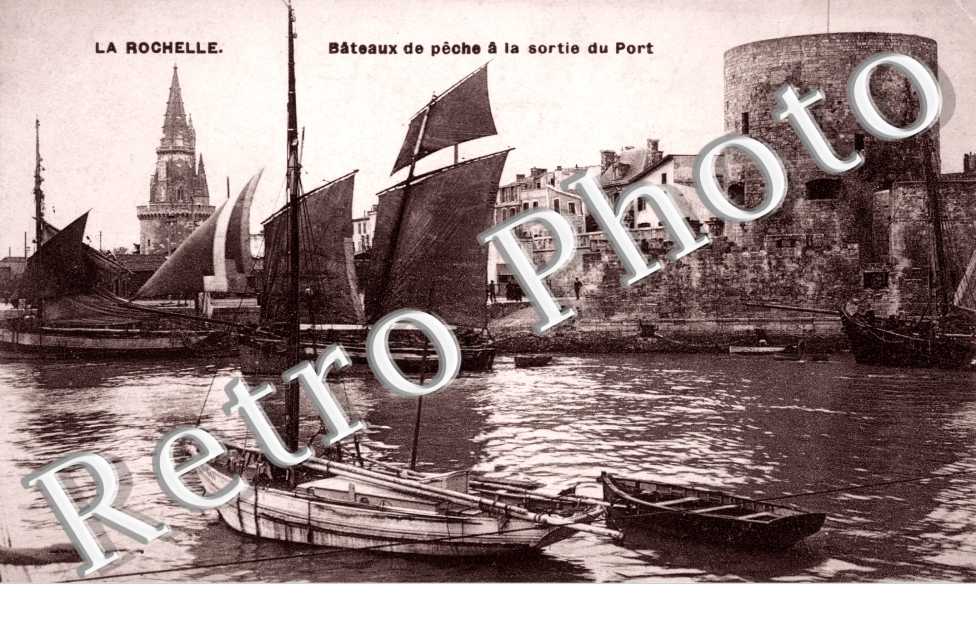 Bateaux de peche a la sortie du port