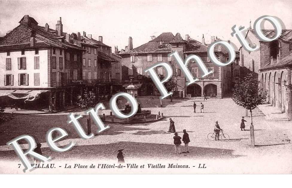 Place de l'hotel de ville et vieilles maisons