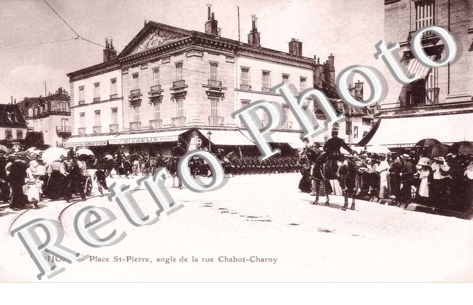 place St Pierre , angle dela rue Chabot Charny