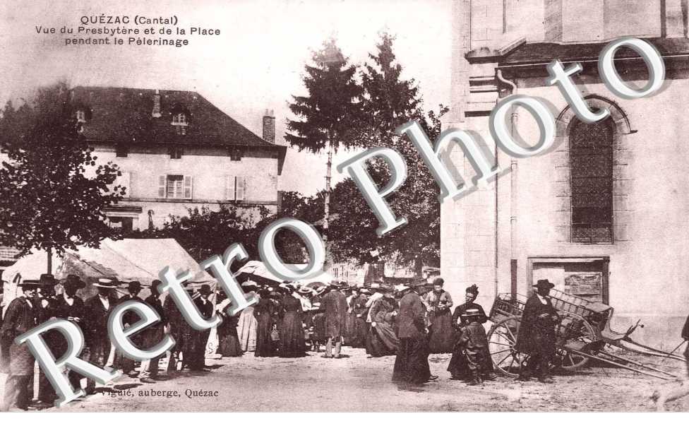 Vue du presbytere et de la place pendant le pelerinage