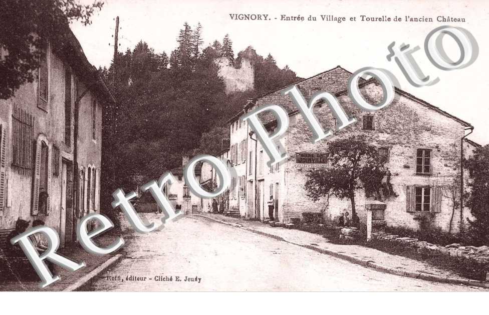 entree du village et tourelle de l' ancien chateau