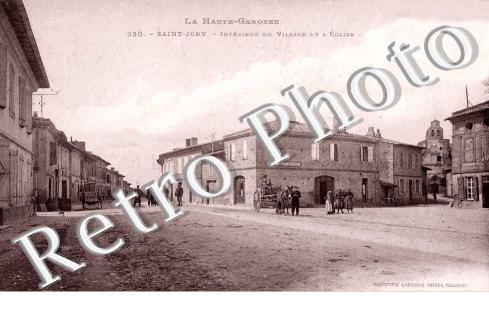 Interieur du village et l'eglise