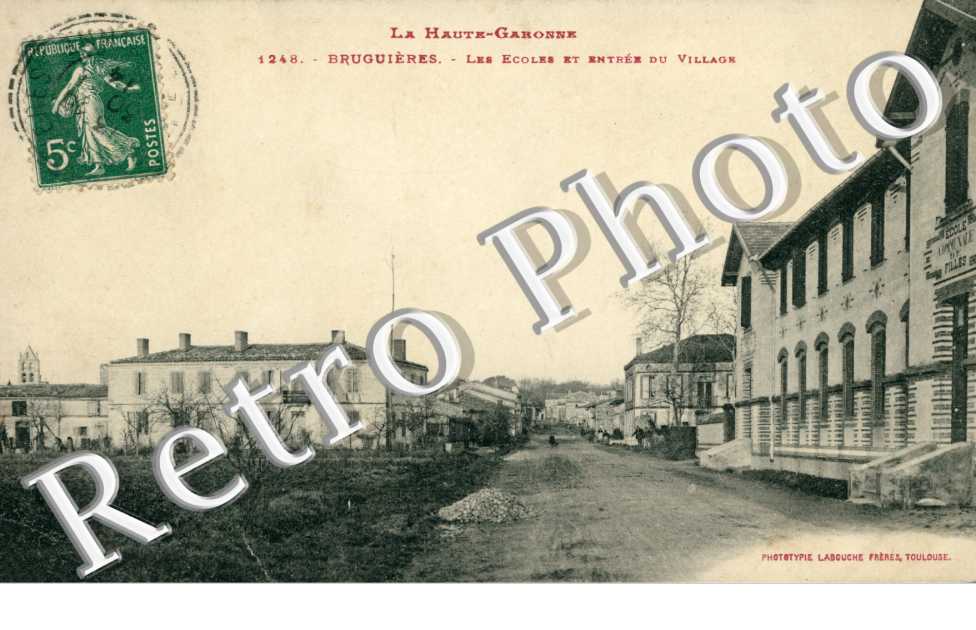 Les Ecoles et Entree du Village