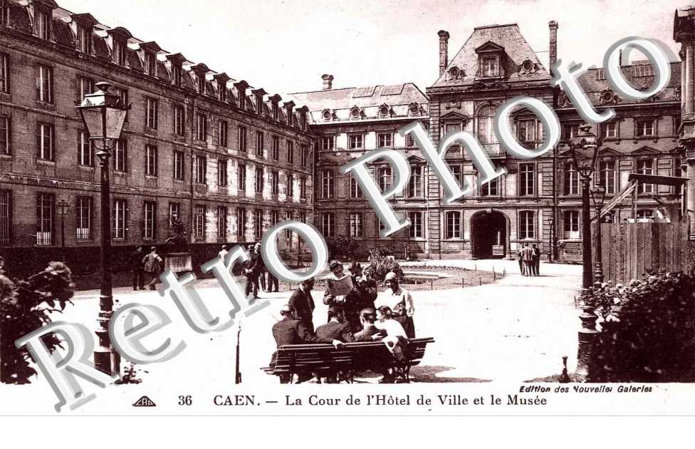 la cour de l'Hotel de Ville et le musee