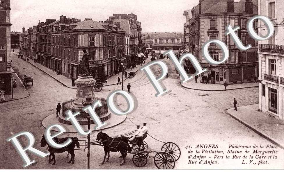 Place de la Visitation, Statue de Marguerite d'Anjou vue vers la rue de la gare et la rue d'Anjou