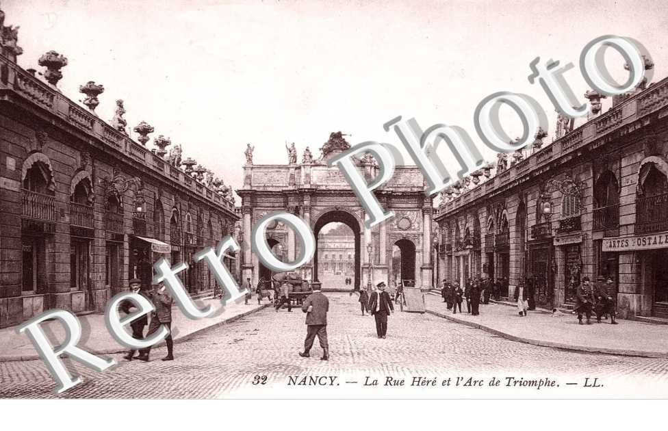LA RUE HERE ET L'ARC DE TRIOMPHE