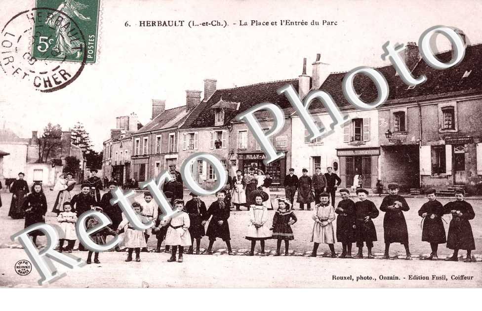 la place et l'entree du parc