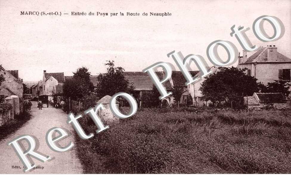 Entree du pays par la route de Neauphe