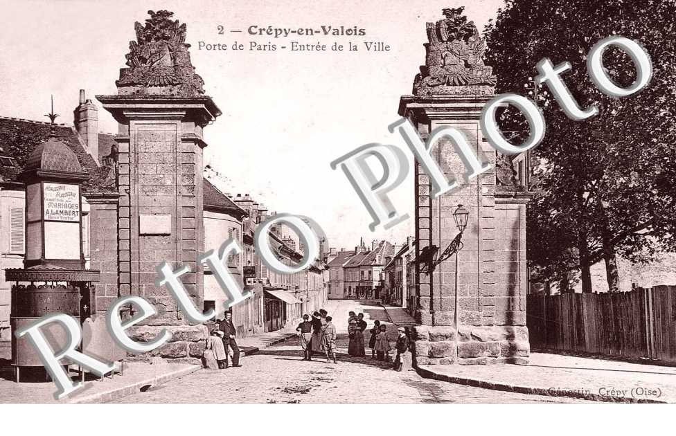 Porte de Paris elevee entree de la ville