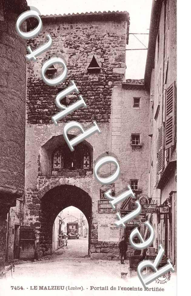 Portail de l'enceinte fortifiee