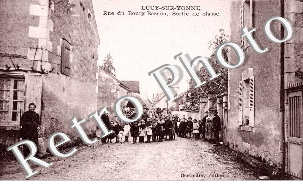 rue du Bourg-Basson, sortie de classe