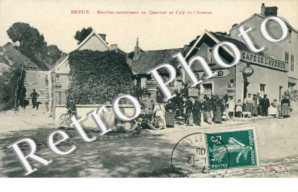 Marches conduisant au quartier et café de l'avenue