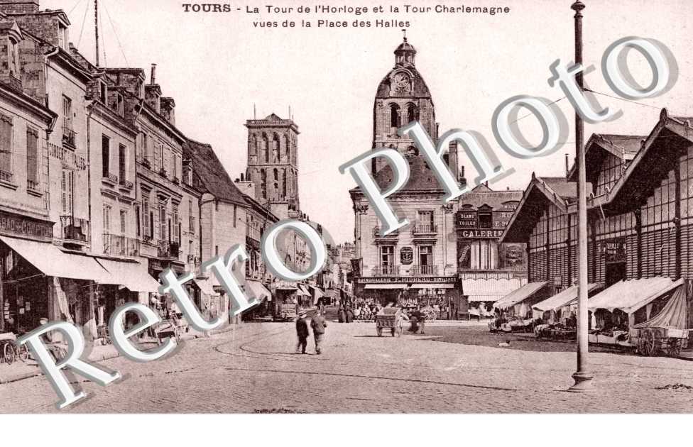 La Tour de l'Horloge et la Tour Charlemagne vues de la Place des Halles