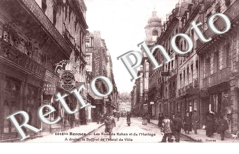 les rues de rohan et de l'horloge,a droite, le beffroi de l'hotel de ville