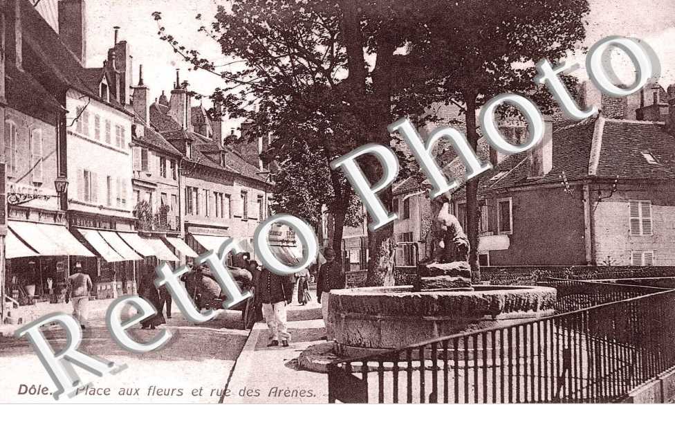 Place aux Fleurs et rue des Arenes