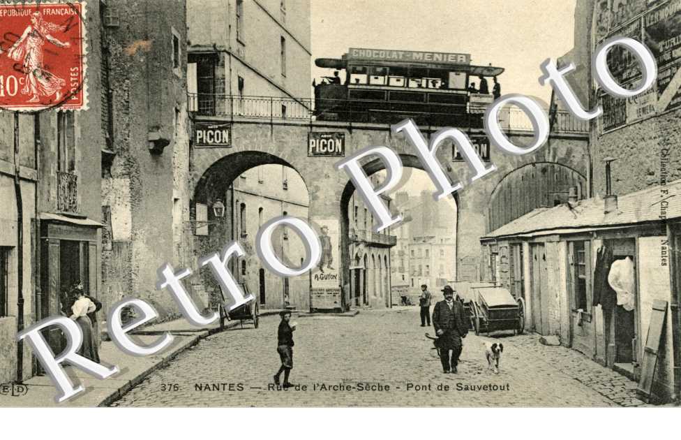 LA RUE DE L'ARCHE SECHE ET LE PONT SAUVETOUT