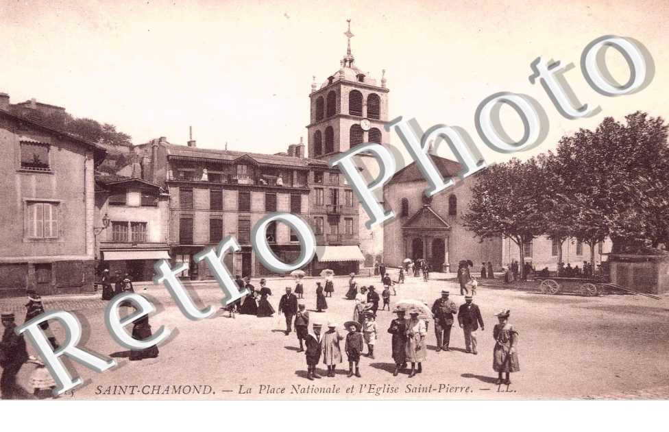 la place nationale et l' eglise Saint-Pierre
