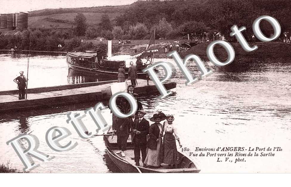 la porte de l'Ile, vue du port vers les rives de la sarthe