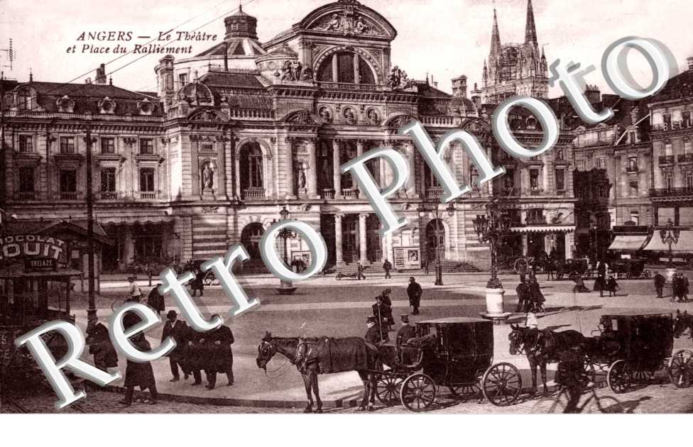 LE THEATRE ET LA PLACE DU RALLIEMENT