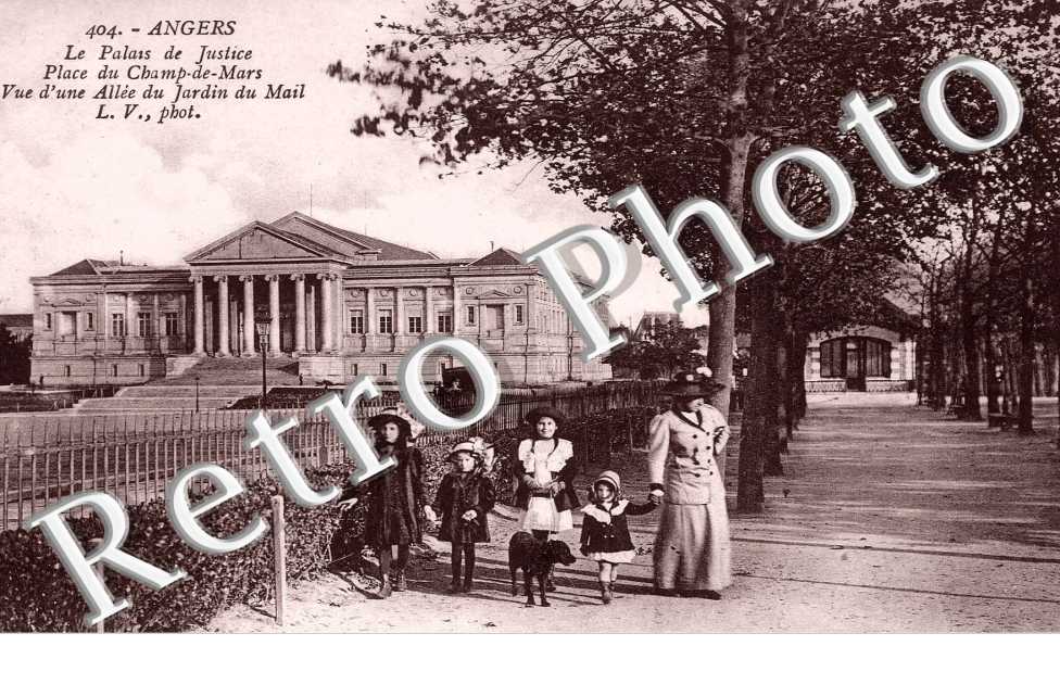 le palais de Justice  Place du Champ de Mars