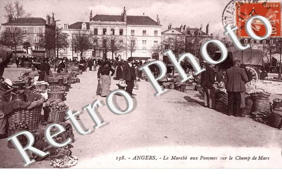 le marche aux pommes sur le champ de Mars