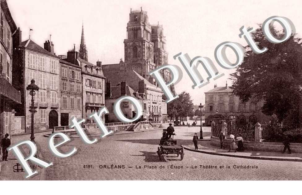 la Place de l'Etape - le Théâtre et la Cathédrale
