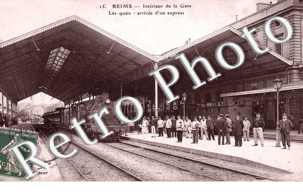 interieur de la gare, les quais, arrivee d' un express