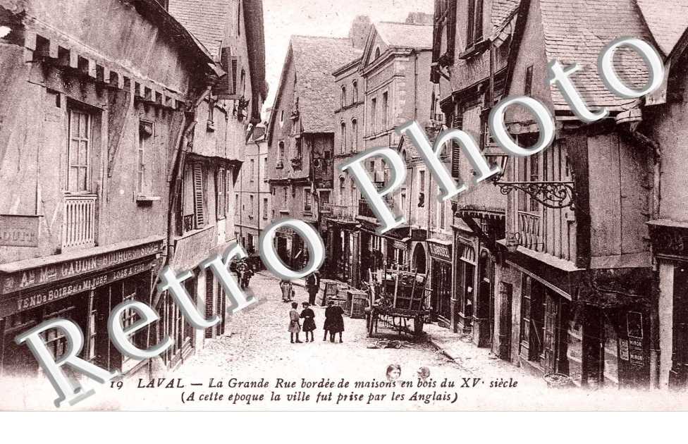 LA GRANDE RUE BORDEE DE MAISONS EN BOIS